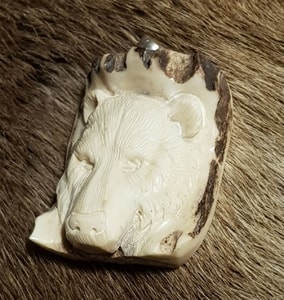 BEAR, CARVED ANTLER PENDANT - ANIMAL PENDANTS{% if kategorie.adresa_nazvy[0] != zbozi.kategorie.nazev %} - JEWELLERY - BRONZE, ZINC{% endif %}