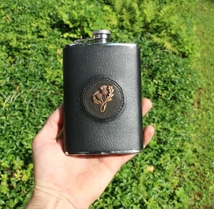 HIP FLASK, SCOTTISH THISTLE - BOTTLES, HIP FLASKS{% if kategorie.adresa_nazvy[0] != zbozi.kategorie.nazev %} - LEATHER PRODUCTS{% endif %}