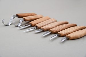 WOOD CARVING SET OF 8 KNIVES (8 KNIVES IN ROLL + ACCESSORIES) S08 - GESCHMIEDETE SCHNITZMEISSEL{% if kategorie.adresa_nazvy[0] != zbozi.kategorie.nazev %} - BUSHCRAFT, REENACTMENT, HANDWERK{% endif %}