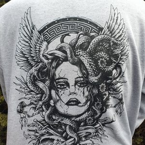 MEDUSA, SWEATSHIRT MIT REISSVERSCHLUSS, GRAU - HOODIES{% if kategorie.adresa_nazvy[0] != zbozi.kategorie.nazev %} - NAAV{% endif %}