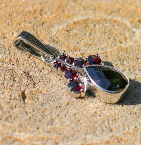 SELENE, SILVER PENDANT, MOLDAVITE, GARNET - MOLDAVITES, CZECH{% if kategorie.adresa_nazvy[0] != zbozi.kategorie.nazev %} - SILVER JEWELLERY{% endif %}