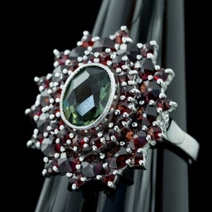 LYNA, CZECH MOLDAVITE, GARNET, SILVER RING - MOLDAVITES, CZECH{% if kategorie.adresa_nazvy[0] != zbozi.kategorie.nazev %} - SILVER JEWELLERY{% endif %}