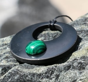 SHUNGITE AND MALACHITE NECKLACE - SHUNGITE - JEWELRY, PYRAMIDS{% if kategorie.adresa_nazvy[0] != zbozi.kategorie.nazev %} - MOLDAVITES, MINERALS, FOSSILS{% endif %}