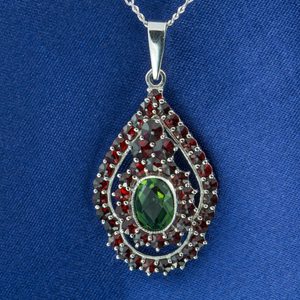 ISIDORA, ANHÄNGER, MOLDAVIT, GRANAT, SILBER - MOLDAVITE{% if kategorie.adresa_nazvy[0] != zbozi.kategorie.nazev %} - SILBER SCHMUCKSTÜCKE{% endif %}