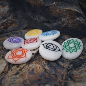 CHAKRA SYMBOLS ENGRAVED SET, WHITE KING AGATE CABOCHONE, SET OF 7 - DECORATIVE MINERALS AND ROCKS{% if kategorie.adresa_nazvy[0] != zbozi.kategorie.nazev %} - MOLDAVITES, MINERALS, FOSSILS{% endif %}