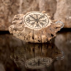 VEGVISIR, RUNE, PENDENTIF POUR LA PROTECTION, BOIS - INSPIRATION NORDIQUE ET VIKING{% if kategorie.adresa_nazvy[0] != zbozi.kategorie.nazev %} - BIJOUTERIE{% endif %}