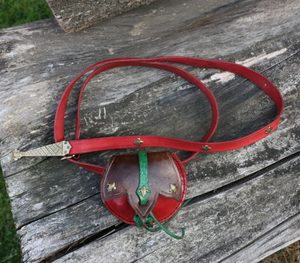 FLEUR DE LIS, MEDIEVAL POUCH WITH BELT, RED - BAGS, SPORRANS{% if kategorie.adresa_nazvy[0] != zbozi.kategorie.nazev %} - LEATHER PRODUCTS{% endif %}