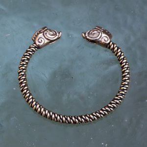 KELTISCHER EBER, GEFLOCHTENES ARMBAND, MESSING - GESCHMIEDETEN SCHMUCK, TORQUES, BRACELET{% if kategorie.adresa_nazvy[0] != zbozi.kategorie.nazev %} - SCHMUCKSTÜCKE{% endif %}