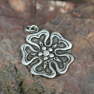 ROSE, HOUSE OF ROSENBERGS, PENDANT, ZINC, ANTIQUE SILVER - ALL PENDANTS, OUR PRODUCTION{% if kategorie.adresa_nazvy[0] != zbozi.kategorie.nazev %} - JEWELLERY - BRONZE, ZINC{% endif %}