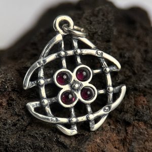 INNIS, Celtic pendant, silver garnets