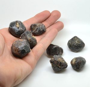 GARNET, ALMANDINE, ROUGH STONE - MINÉRAUX ET ROCHES DÉCORATIFS{% if kategorie.adresa_nazvy[0] != zbozi.kategorie.nazev %} - MINÉRAUX, FOSSILES{% endif %}