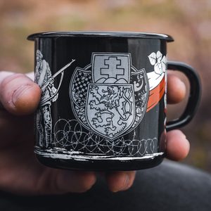 TASSE EN ÉMAIL DE LA LÉGION TCHÉCOSLOVAQUE - TASSES, VERRES, OREILLERS{% if kategorie.adresa_nazvy[0] != zbozi.kategorie.nazev %} - DÉCORATIONS D'INTÉRIEUR{% endif %}