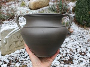 VASE MIT DOPPELOHREN, BEEINFLUSST VON ANTIKEN MUSTERN, KELTISCHE GRAPHITKERAMIK - GESCHIRR UND TASSE{% if kategorie.adresa_nazvy[0] != zbozi.kategorie.nazev %} - KERAMIK{% endif %}