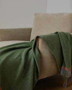 FOXFORD BARROW CASHMERE AND LAMBSWOOL THROW, IRELAND - WOLLDECKEN UND SCHALS AUS IRLAND{% if kategorie.adresa_nazvy[0] != zbozi.kategorie.nazev %} - WOLLPRODUKTE{% endif %}