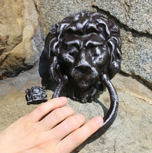 DOOR KNOCKER LION, ALLOY - FORGED IRON HOME ACCESSORIES{% if kategorie.adresa_nazvy[0] != zbozi.kategorie.nazev %} - SMITHY WORKS, COINS{% endif %}