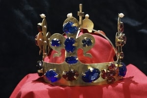 KING CROWN - WENCESLAS - CROWNS AND TIARAS{% if kategorie.adresa_nazvy[0] != zbozi.kategorie.nazev %} - JEWELLERY - BRONZE, ZINC{% endif %}