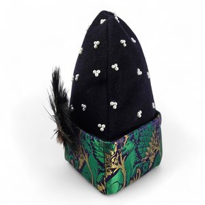 Chapeau médiéval, laine, brocart, plumes