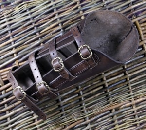 Bracateur, cuir, protection contre le coude, sangles en cuir - 1 pièce