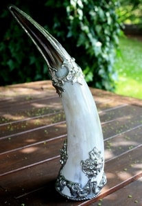 ART NOUVEAU DRINKING HORN - COINS AVEC DÉCORATION{% if kategorie.adresa_nazvy[0] != zbozi.kategorie.nazev %} - CORNES{% endif %}