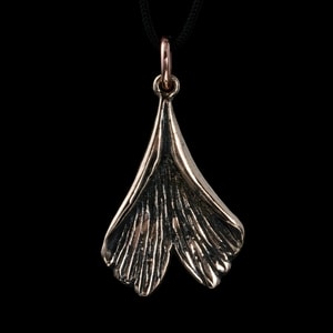 GINKGO, PENDANT, BRONZE - COSTUME JEWELLERY{% if kategorie.adresa_nazvy[0] != zbozi.kategorie.nazev %} - JEWELLERY - BRONZE, ZINC{% endif %}