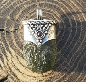 BOHEMIA, RAW MOLDAVITE PENDANT, STERLING SILVER - MOLDAVITES, CZECH{% if kategorie.adresa_nazvy[0] != zbozi.kategorie.nazev %} - SILVER JEWELLERY{% endif %}