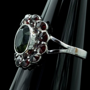 VELNA - MOLDAVITE, GARNET, SILVER RING - MOLDAVITES, CZECH{% if kategorie.adresa_nazvy[0] != zbozi.kategorie.nazev %} - SILVER JEWELLERY{% endif %}