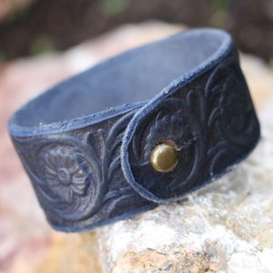 FLORAL MOTIFS, LEATHER BRACELET - BLUE - WRISTBANDS{% if kategorie.adresa_nazvy[0] != zbozi.kategorie.nazev %} - LEATHER PRODUCTS{% endif %}