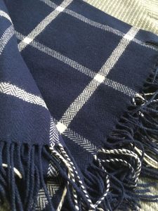 BLUE & WHITE WINDOWPANE THROW, LAMBS WOOL BLANKET - SKLAD{% if kategorie.adresa_nazvy[0] != zbozi.kategorie.nazev %} - !NENALEZENÁ NADŘAZENÁ KATEGORIE!{% endif %}