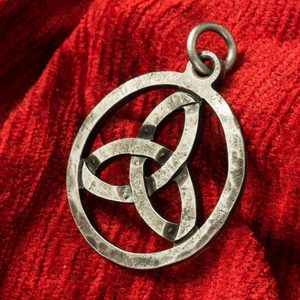 Triquetra, pendentif celtique forgée