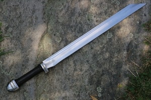 SIGRUNN, DÉCORÉ SEAX - SCRAMASAXE{% if kategorie.adresa_nazvy[0] != zbozi.kategorie.nazev %} - ARMURERIE: LES ARMES{% endif %}