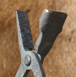 BLACKSMITH PLIERS SCHOSSMAULZANGE 30 X 5 - 10 MM - BLACKSMITH TOOLS, HAMMERS{% if kategorie.adresa_nazvy[0] != zbozi.kategorie.nazev %} - BUSHCRAFT, LIVING HISTORY, CRAFTS{% endif %}