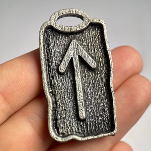 Tiwaz - Pendentif Rune, Zinc