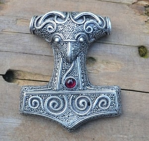 THORS HAMMER - MJÖLNIR, SCANIA, SCHWEDEN, VERSILBERTEN ZINN, GRANAT - WIKINGERAMULETTE{% if kategorie.adresa_nazvy[0] != zbozi.kategorie.nazev %} - SCHMUCKSTÜCKE{% endif %}