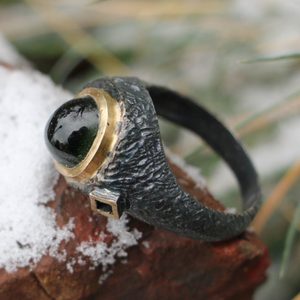 BOHEMIA, BAGUE DE LUXE EN ARGENT AVEC MOLDAVITE TCHÈQUE - BIJOUX À MOLDAVITES TCHÈQUES{% if kategorie.adresa_nazvy[0] != zbozi.kategorie.nazev %} - BIJOUX EN ARGENT{% endif %}