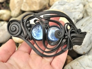 BLUE EYED HAIR CLASP - FANTASY JEWELS{% if kategorie.adresa_nazvy[0] != zbozi.kategorie.nazev %} - JEWELLERY - BRONZE, ZINC{% endif %}