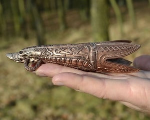 BRONZE DRINKING HORN TERMINAL, NINIAN'S ISLE, SHETLANDS - HISTORISCHEN REPLIKEN AUS BRONZE{% if kategorie.adresa_nazvy[0] != zbozi.kategorie.nazev %} - SCHMUCKSTÜCKE{% endif %}