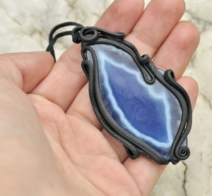 AGATE PENDANT BLUE - PIERRES ET FANTASY{% if kategorie.adresa_nazvy[0] != zbozi.kategorie.nazev %} - BIJOUTERIE{% endif %}