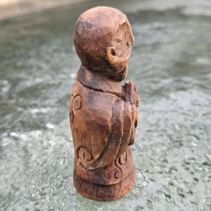 Irish bard Daoine Sí, carved statue