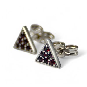 TRIANGLE, silver earrings with garnets, Ag 925/1000