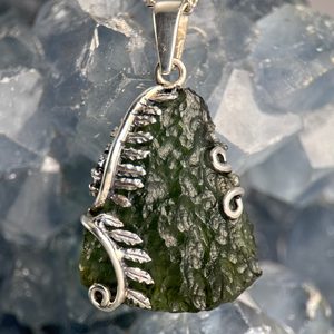 Fougère, pendentif en argent avec MOLDAVITE