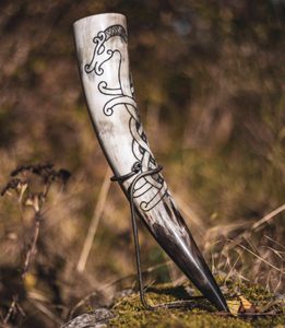 DRAGON, carved drinking horn
