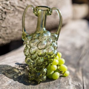 Amphore en verre vert, en forme de grappe de raisin