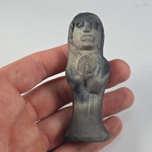 Moine en prière, figurine médiévale
