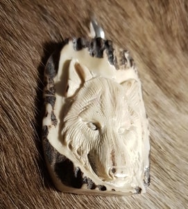 WOLF, CARVED ANTLER PENDANT - ANIMAL PENDANTS{% if kategorie.adresa_nazvy[0] != zbozi.kategorie.nazev %} - JEWELLERY - BRONZE, ZINC{% endif %}