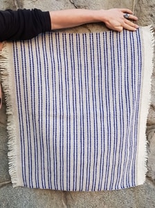 SMALL WOOLLEN THROW, BLUE STRIPES - HAND WEAVING{% if kategorie.adresa_nazvy[0] != zbozi.kategorie.nazev %} - WOOLEN PRODUCTS, IRELAND{% endif %}