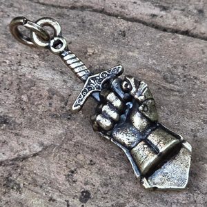Anhänger mit Ritterhandschuh und Schwert, Altmessing