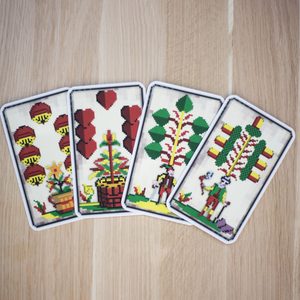 DANS LE CADRE DE 8-BIT - un jeu de cartes mariage