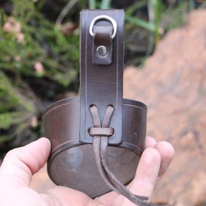 LAPONIA LEATHER CUP HOLDER AND TITANIUM BEER CUP KEITH, PERUNIKA SYSTEM - TITANAUSRÜSTUNG{% if kategorie.adresa_nazvy[0] != zbozi.kategorie.nazev %} - BUSHCRAFT{% endif %}