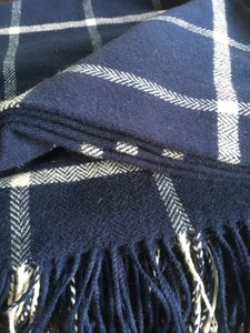 BLUE & WHITE WINDOWPANE THROW, LAMBS WOOL BLANKET - SKLAD{% if kategorie.adresa_nazvy[0] != zbozi.kategorie.nazev %} - !NENALEZENÁ NADŘAZENÁ KATEGORIE!{% endif %}