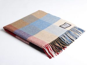 MULTI BLOCK CHECK LAMBSWOOL THROW - COUVERTURES ET CHÂLES EN LAINE D'IRLANDE{% if kategorie.adresa_nazvy[0] != zbozi.kategorie.nazev %} - PRODUITS EN LAINE{% endif %}